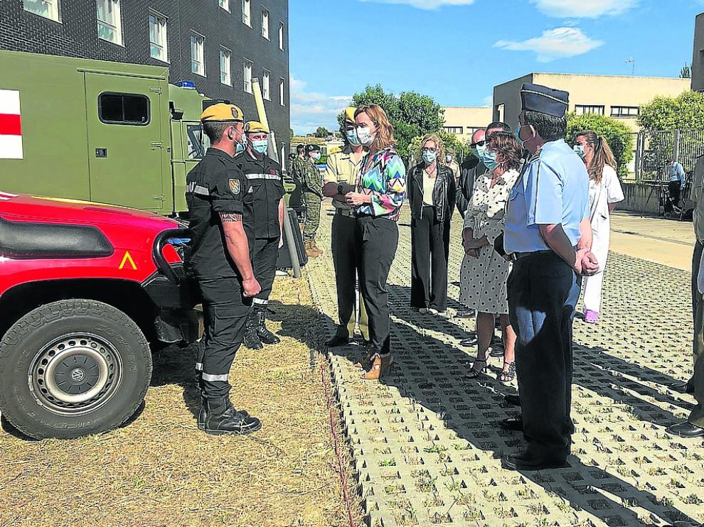 La delegada del Gobienro, Pilar Alegría, junto a la consejera María Victroria Brot, hablan con los militares.