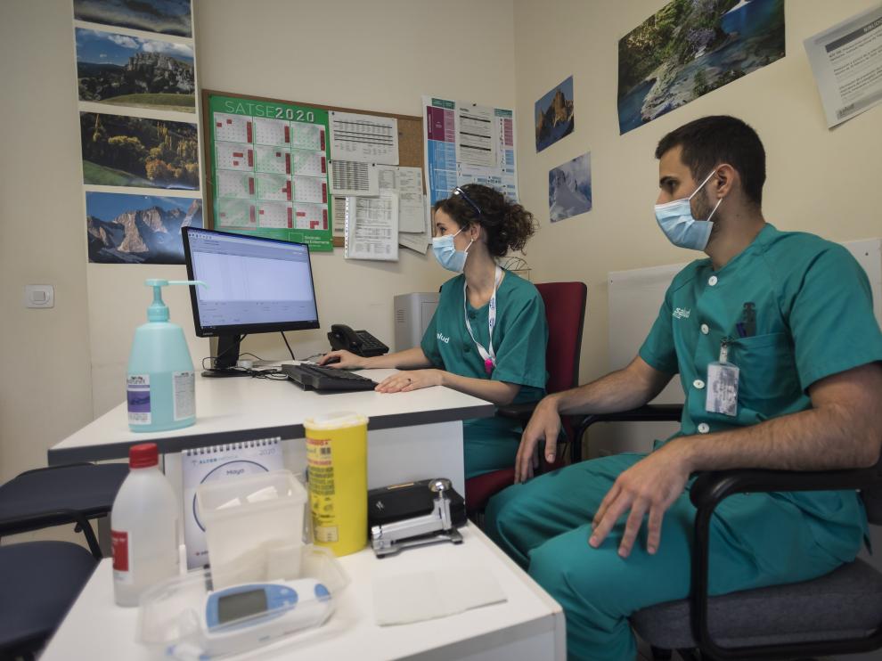 Enfermeros del centro de salud de Torrero hacen el rastreo de contactos.