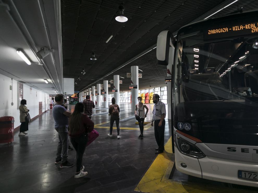 Un grupo de viajeros espera a subir al bus en la estación de Zaragoza, este sábado por la mañana.