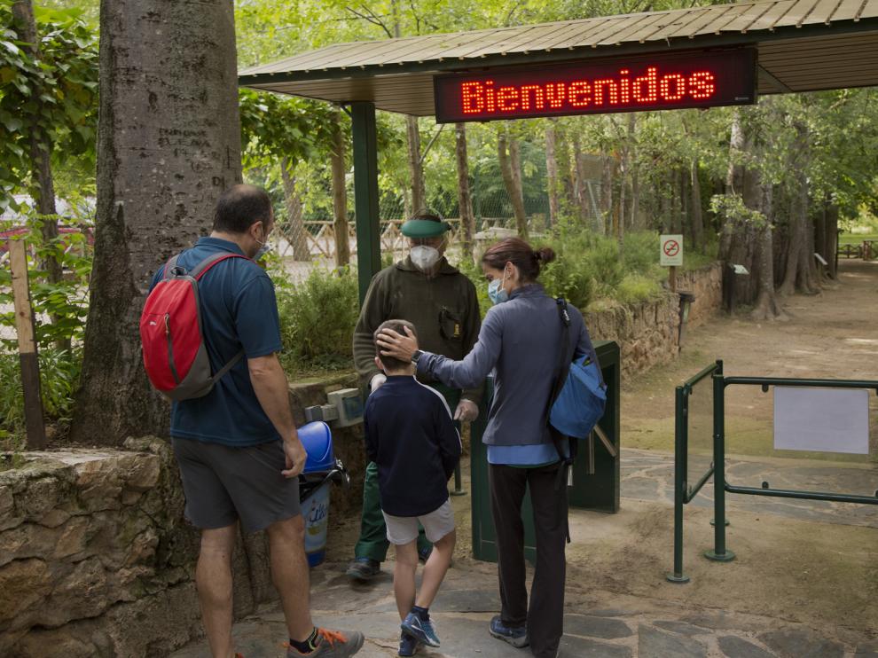 Los primeros visitantes acceden por la puerta de tornos al Monasterio de Piedra.