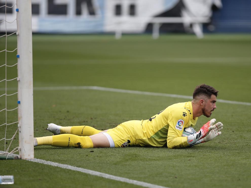 Yáñez bloca el balón durante el partido ante el Málaga.