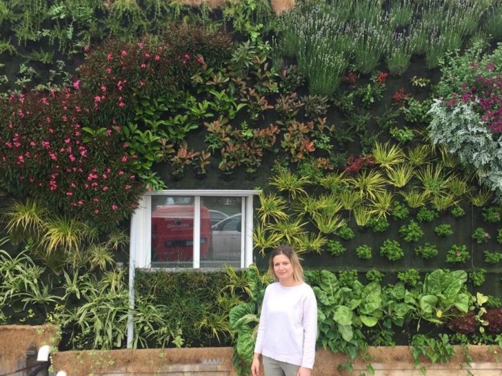 Sandra Rebollo, frente al jardin vertical de Viveros Aznar