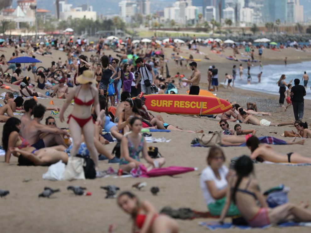 Saturación en las playas de Barcelona.