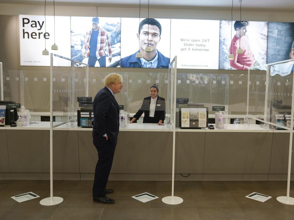 Boris Johnson este domingo durante una visita al centro comercial Westfield en Londres.