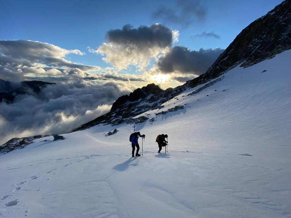 Ascensión al Aneto un 13 de junio y con mucha nieve en todo el camino de Arturo Carvajal, Iris Jordán, Silvia Mur, Alberto Badel e Iván Pirla.