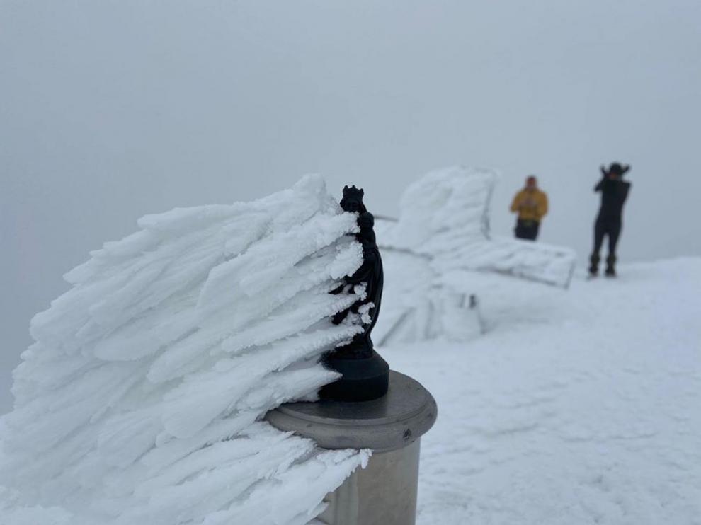 El pedestal de la virgen del Pilar y la cruz del Aneto, casi tapadas por la nieve congelada por el viento.