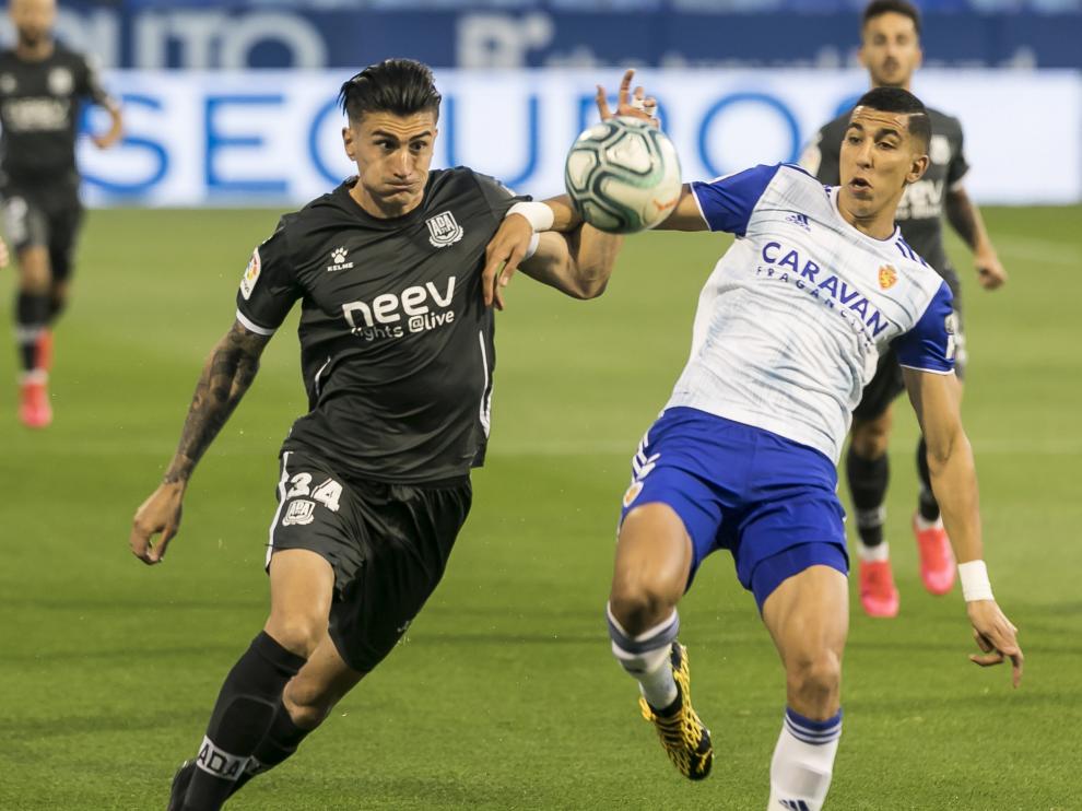 El Yamiq, disputando un balón dividido frente a Luis Perea.