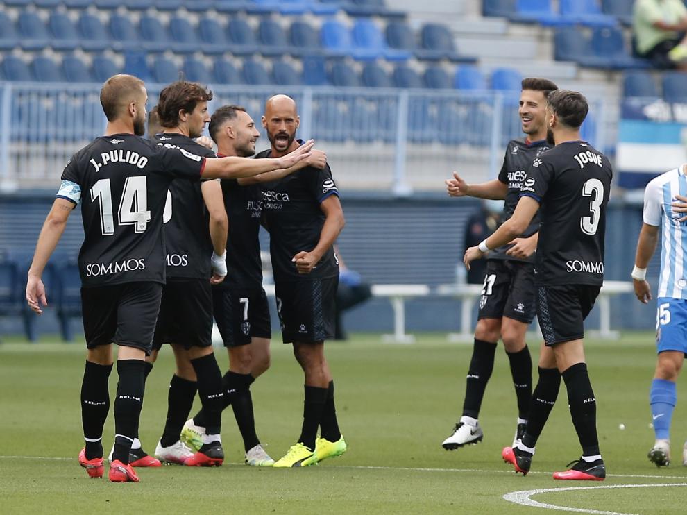 Ferreiro celebra con sus compañeros su gol en Málaga.