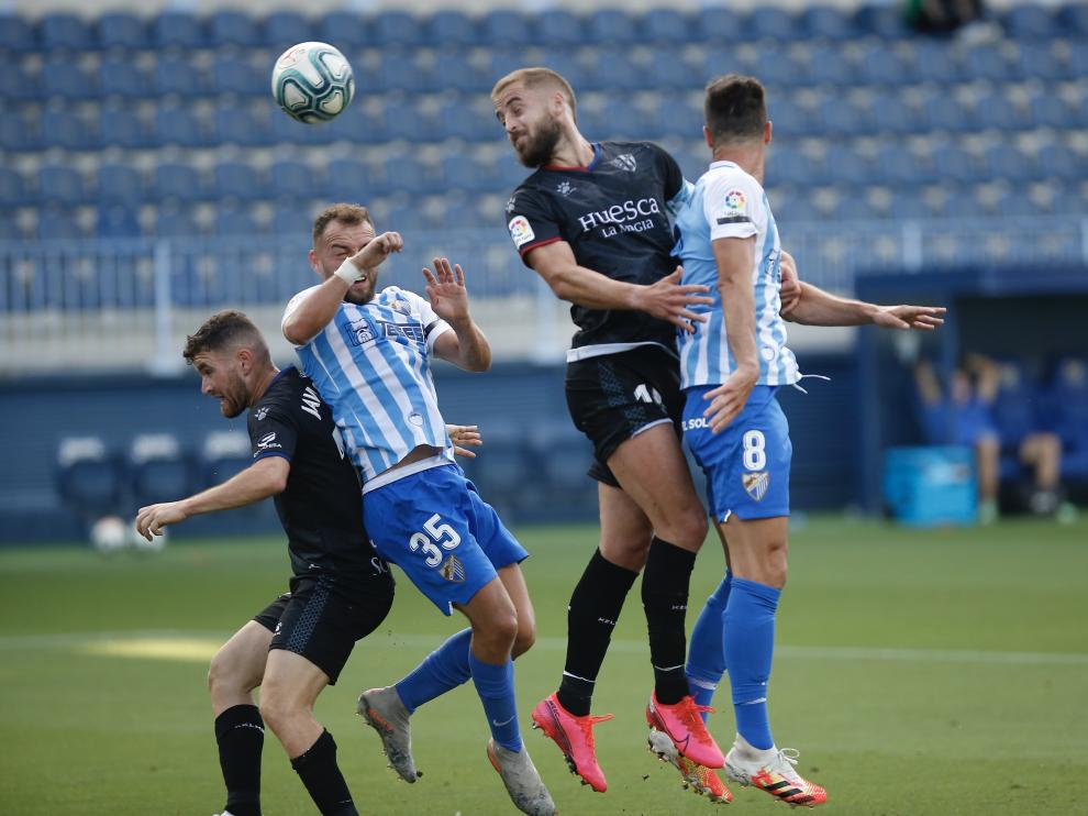 Pulido cabecea el balón durante el partido en Málaga.