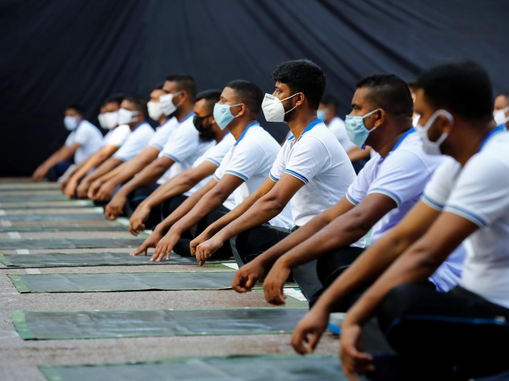Miembros de la Policía de Bangladesh, en una sesión de yoga para mejorar su sistema inmune, en Dhaka