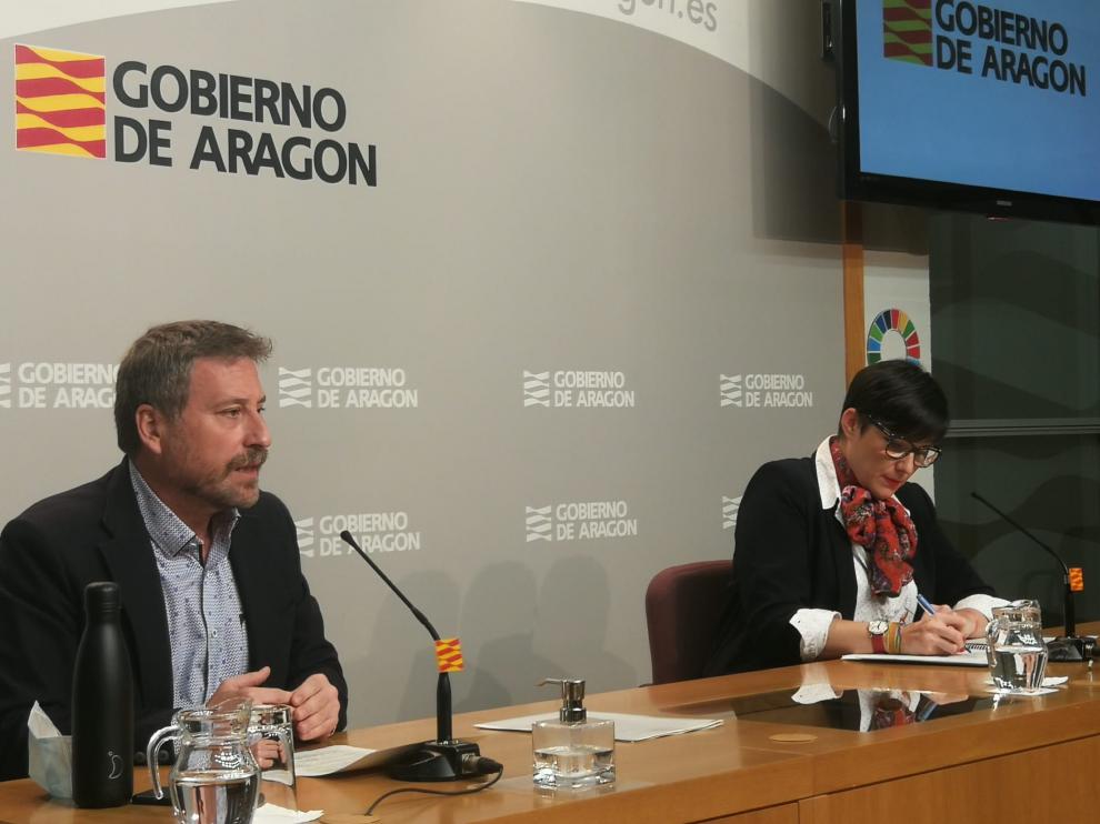 El consejero José Luis Soro, en primer término, junto a la directora general de Vivienda y Rehabilitación, Verónica Villagrasa, en la rueda de prensa de este lunes.