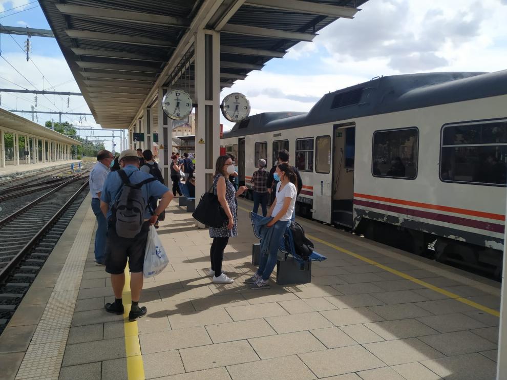 Los pasajeros han esperado media hora en la estación de Huesca a que saliera el tren y al final han tenido que desplazarse en autobús a Zaragoza.