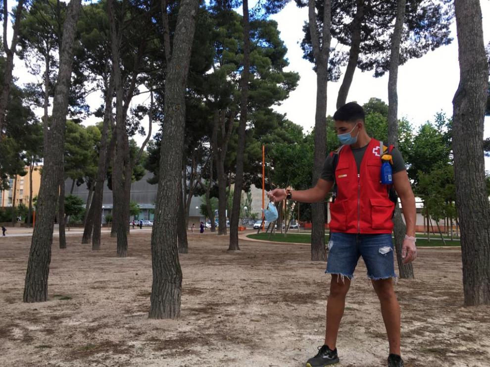 Los voluntarios han recorrido varios puntos de Huesca recogiendo protecciones abandonadas en el suelo.