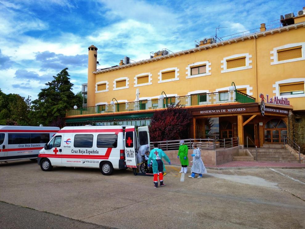 Uno de los últimos traslados de la residencia covid La Abubilla, de Yéqueda.