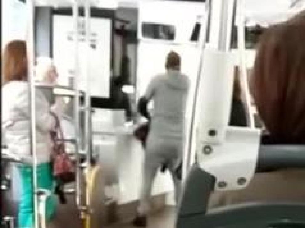Un hombre ha agredido al conductor de un autobús en Vigo. El individuo se levanta de su asiento y le propina varios puñetazos mientras los demás pasajeros intentan separarlo.