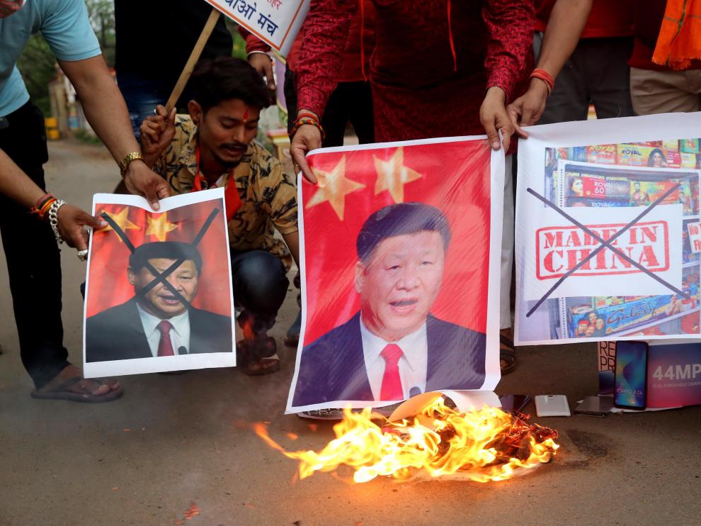 Manifestantes queman retratos del presidente chino, Xi Jinping, este martes en Bhopal (la India), después de que la muerte de militares indios en un choque fronterizo entre la India y China.