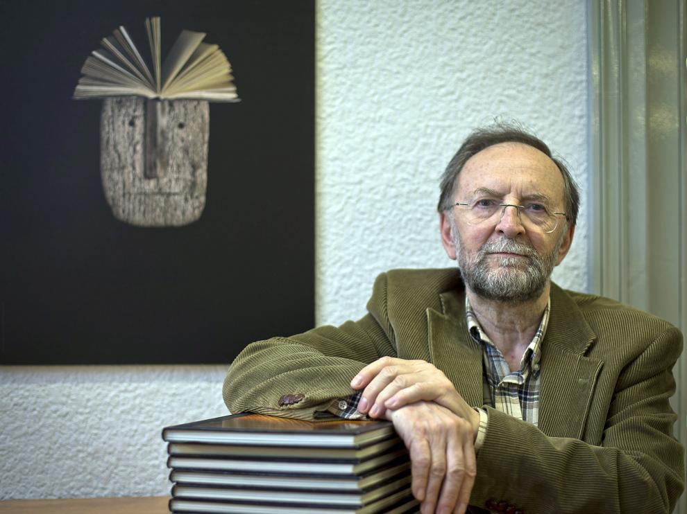 José Verón publica 'Cantares y presagios'.