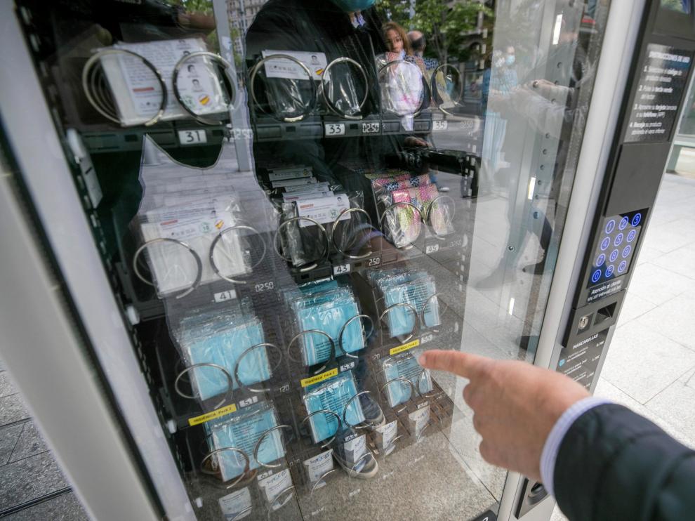 Máquinas de vending con mascarillas y geles desinfectantes en el tranvía.
