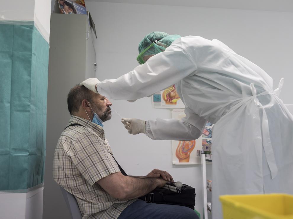 Toma de una muestra para la prueba PCR en un centro de salud zaragozano.