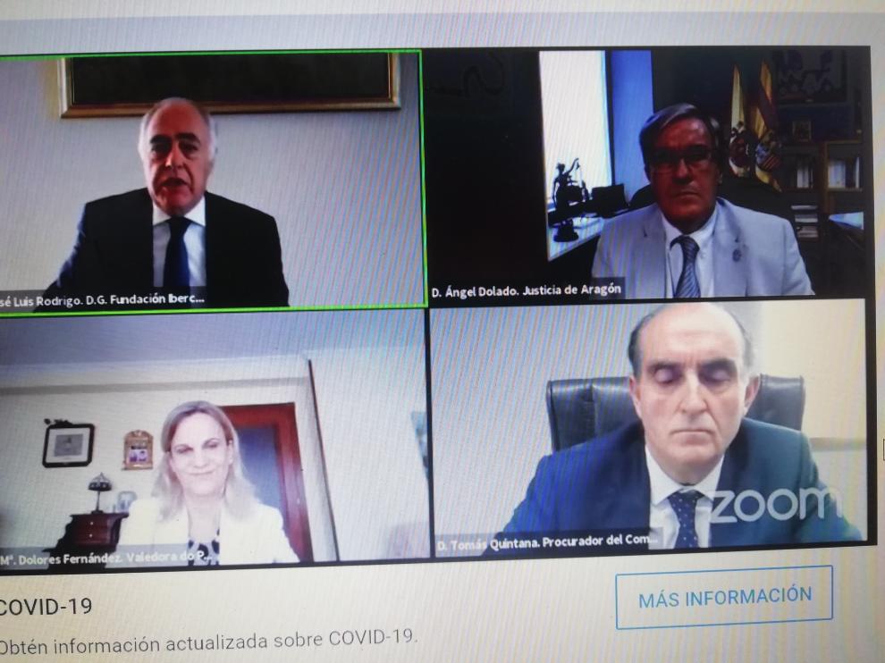 El director general de Fundación Ibercaja, José Luis Rodrigo, (arriba a la izquierda) junto al Justicia de Aragón, Ángel Dolado. Debajo, la Valedora do Pocbo María Dolores Fernández, y el Procurador del Común Tomás Quintana.