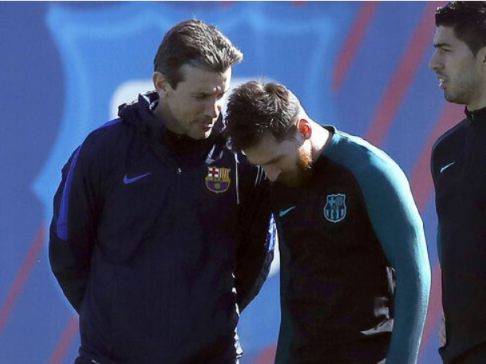 Juan Carlos Unzué conversa con Messi en su etapa en el Barcelona.