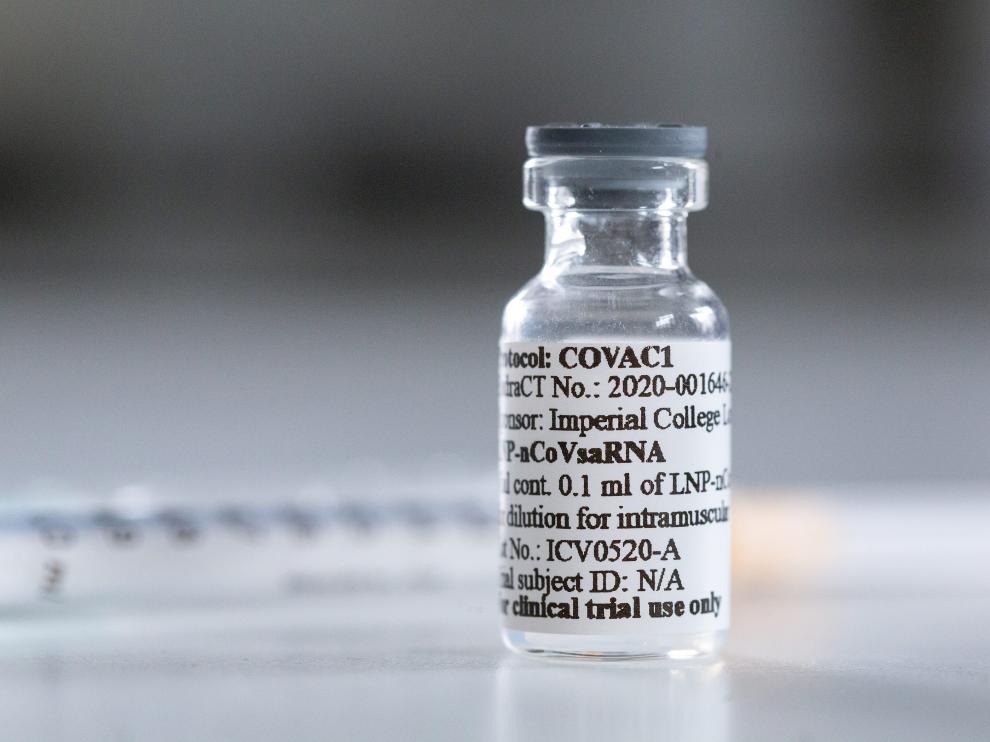 Vial con una potencial vacuna contra la covid-19. I
