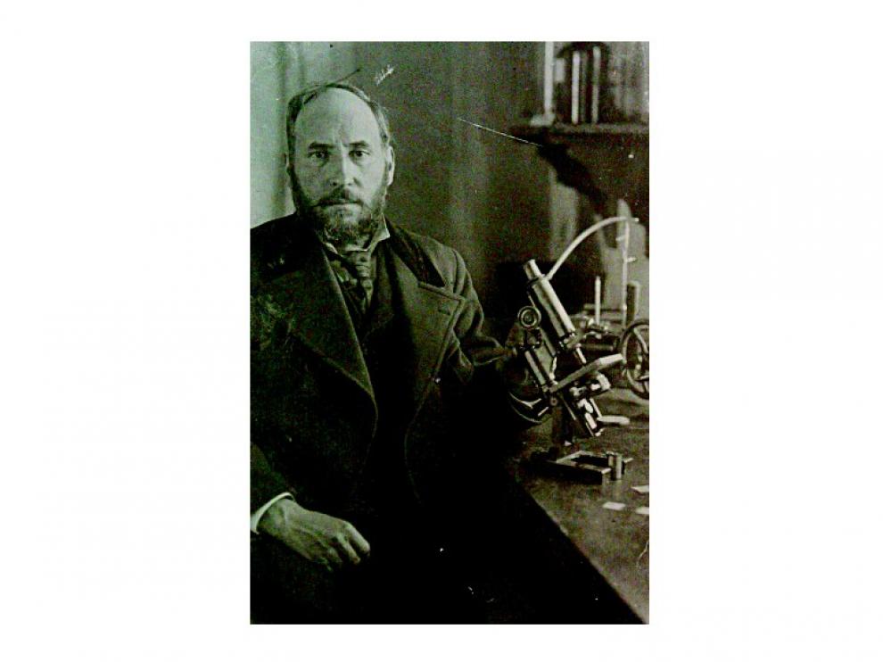 El estudio sobre el cólera que la Diputación Provincial de Zaragoza encargó a Cajal en 1885 puso en sus manos un microscopio moderno desde donde escuchar, embelesado, "los rumores de la bulliciosa colmena que todos llevamos dentro".