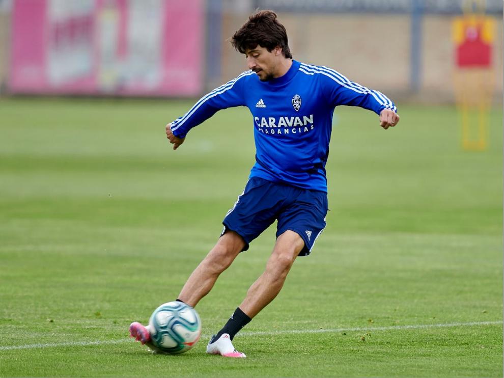 Julián Delmás, durante el entrenamiento de este viernes, golpea el balón.