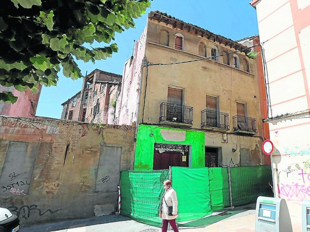Edificio de la calle San Salvador que el Ayuntamiento va a derribar ante la dejación de la propiedad.