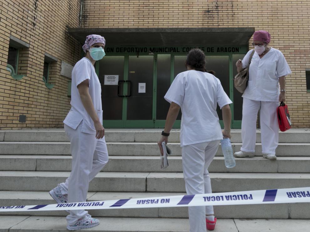 El equipo médico que atiende a los temporeros en el pabellón Cortes de Aragón de Fraga.
