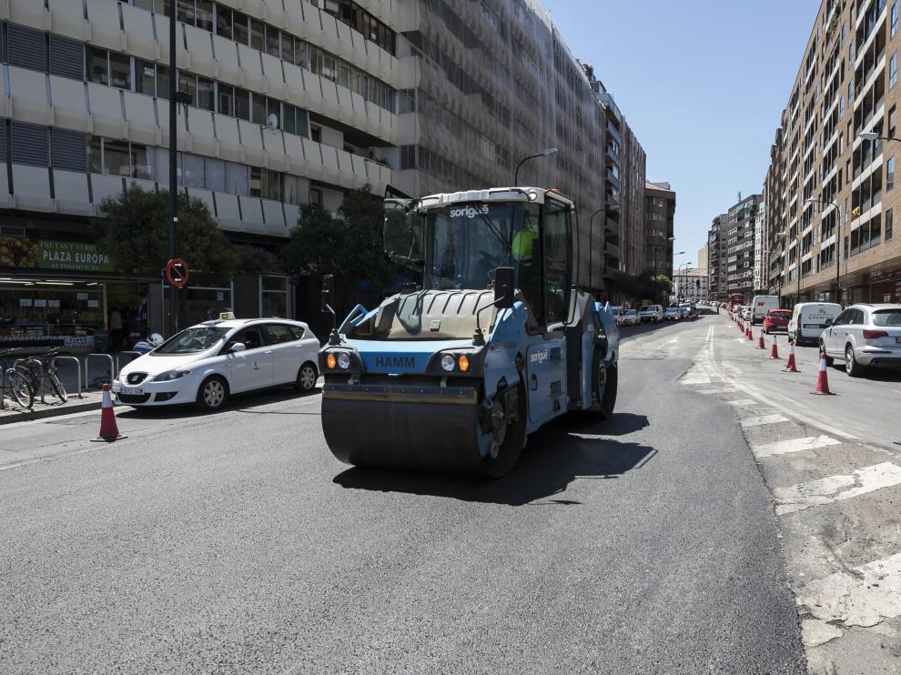 Trabajos de asfaltado en el paseo de María Agustín de Zaragoza, el pasado mes de mayo.