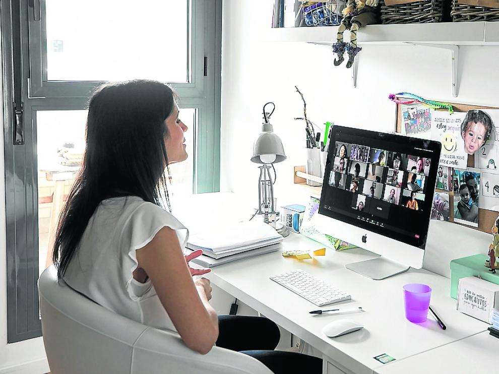 Sheila Alegre en su casa, durante la videconferencia con sus alumnos de 6ºA