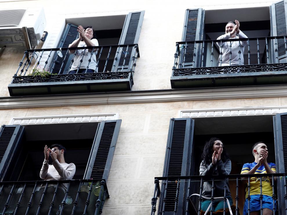 Vecinos del barrio de Lavapiés en sus balcones.
