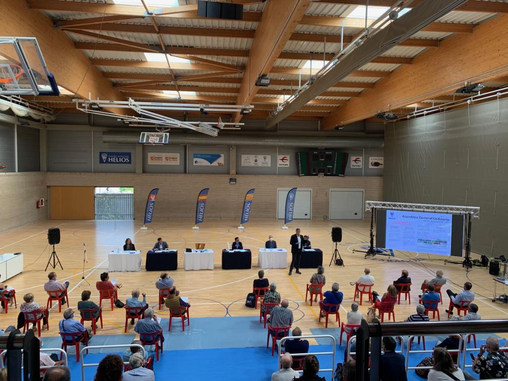 Asamblea de socios en el Centro Natación Helios, en Zaragoza