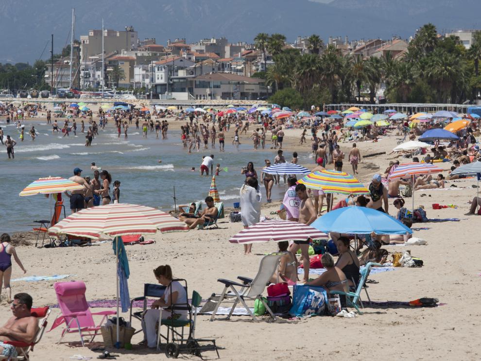 Control de aforo e informadores en los primeros días de playa en Salou, Cambrils o Comarruga.
