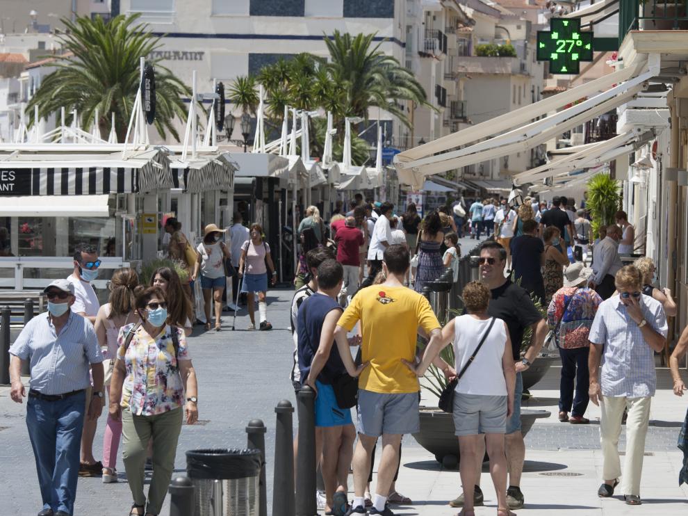 Control de aforo e informadores en los primeros días de playa en Salou, Cambrils o Comarruga.