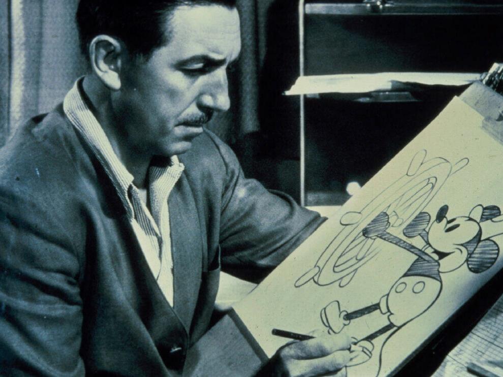 Walt Disney, dibujando a Mickey Mouse.