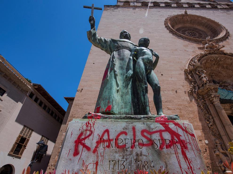 Aparece una pintada con la palabra racista en la estatua de Fray Junípero