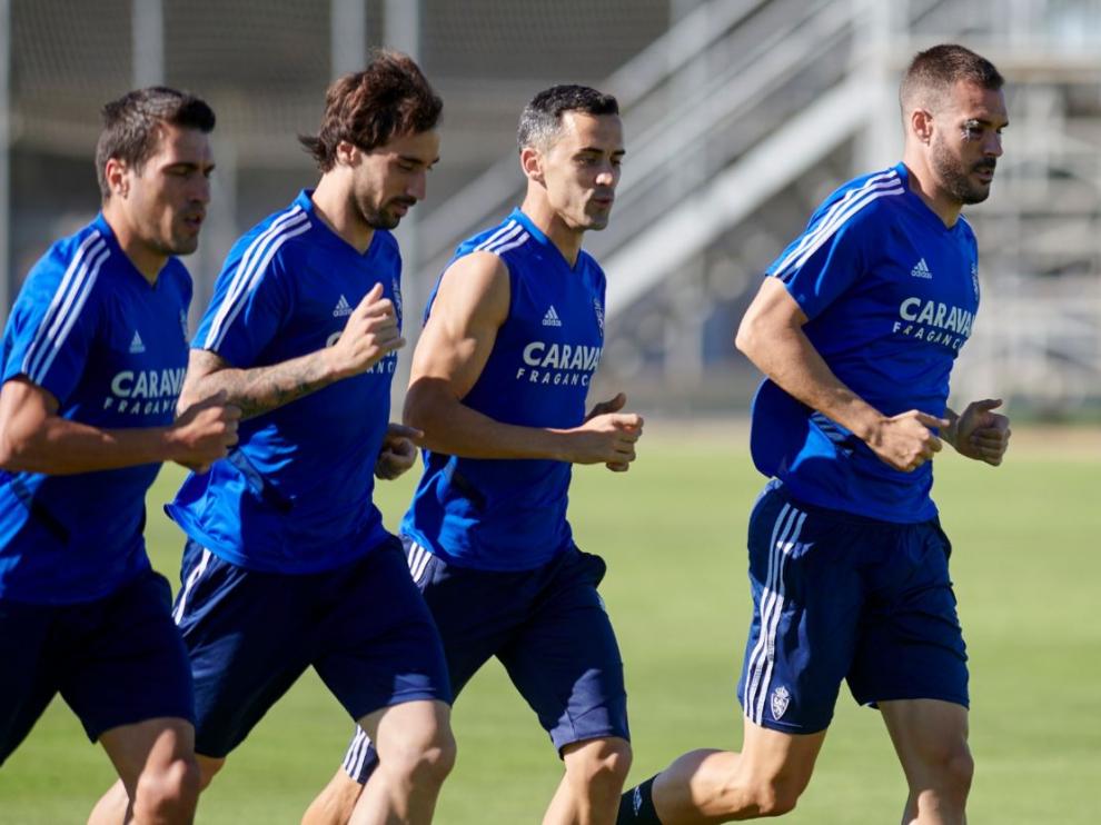 Pichu Atienza, a la derecha de la imagen con el ojo derecho amoratado y rodeado de puntos de sutura, corre junto a Linares, Eguaras y Zapater en el entrenamiento de este lunes, previo al viaje a Badajoz para jugar en la noche del martes contra el Extremadura de Almendralejo.