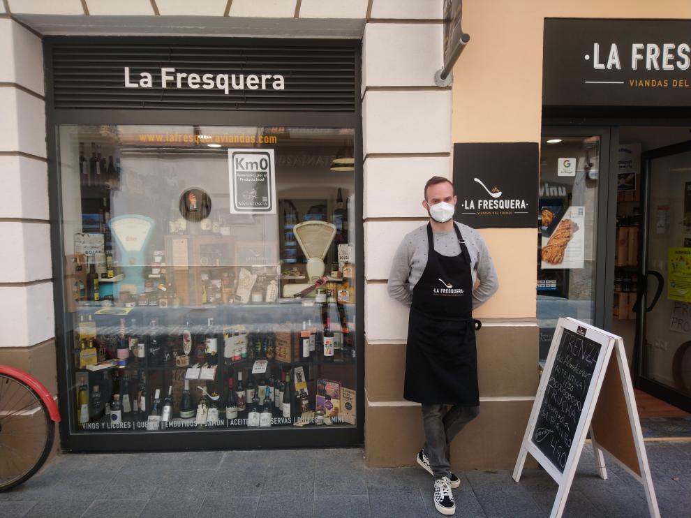 Javier Gallego es el responsable de este establecimiento, ubicado en Jaca, y que apuesta por el comercio de km 0 y de proximidad.