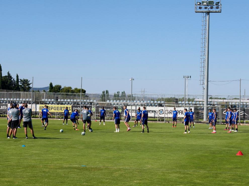 La plantilla del Real Zaragoza, al mediodía de este lunes en el último entrenamiento en la Ciudad Deportiva, previo al viaje a Badajoz.