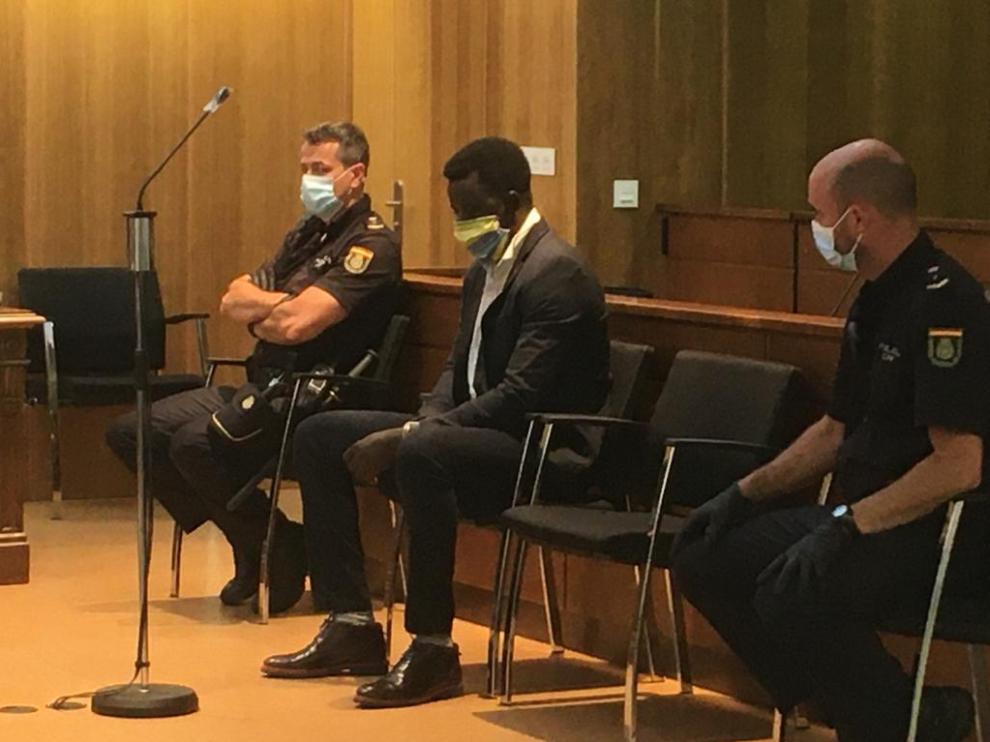 Mamadou D. se enfrenta a un jurado popular por matar de 84 cuchilladas a su ex pareja, Rokhaya, en Monzón en presencia de sus hijos de de 4 y 8 años.