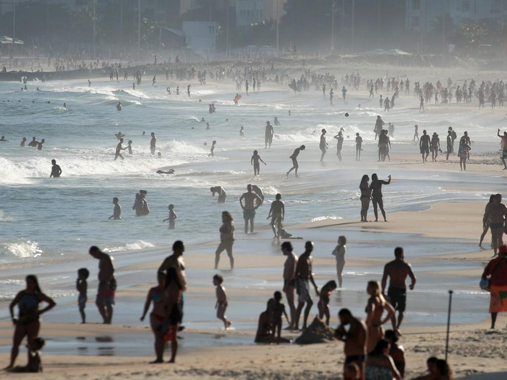 Playa de Río de Janeiro llena pese a rebasar Brasil los 50.000 muertos por coronavirus.