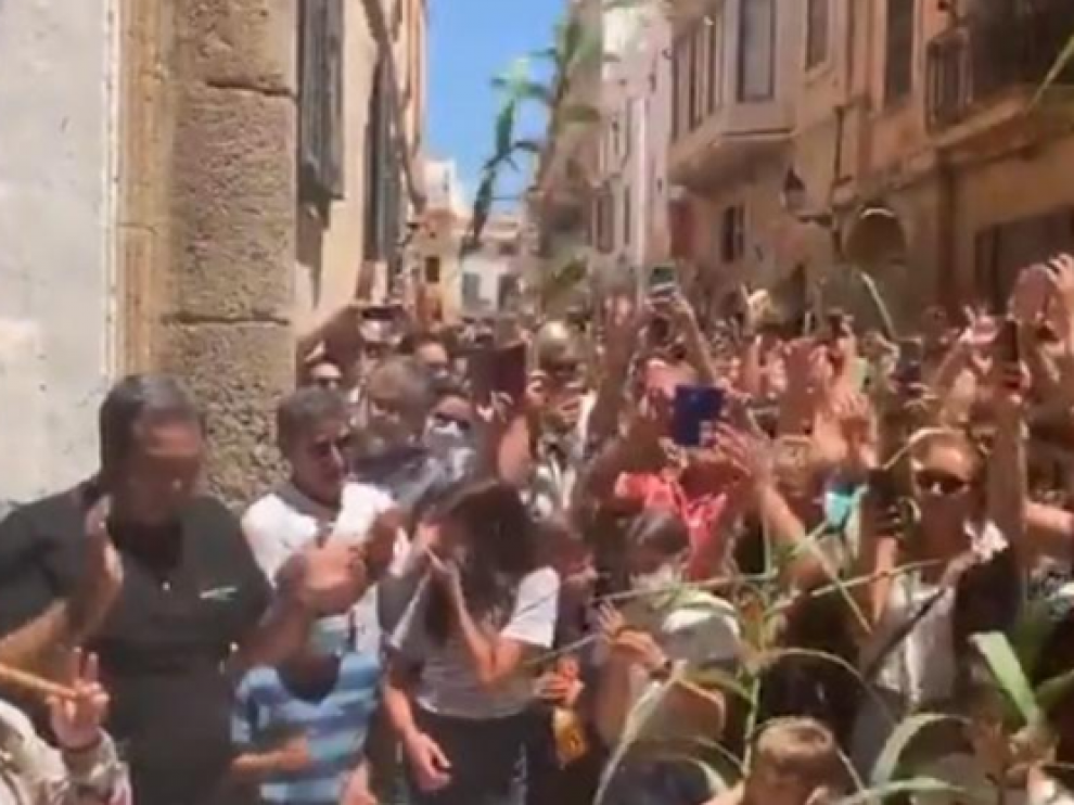 Cientos de personas se aglomeran para celebrar Sant Joan en Ciutadella, Menorca