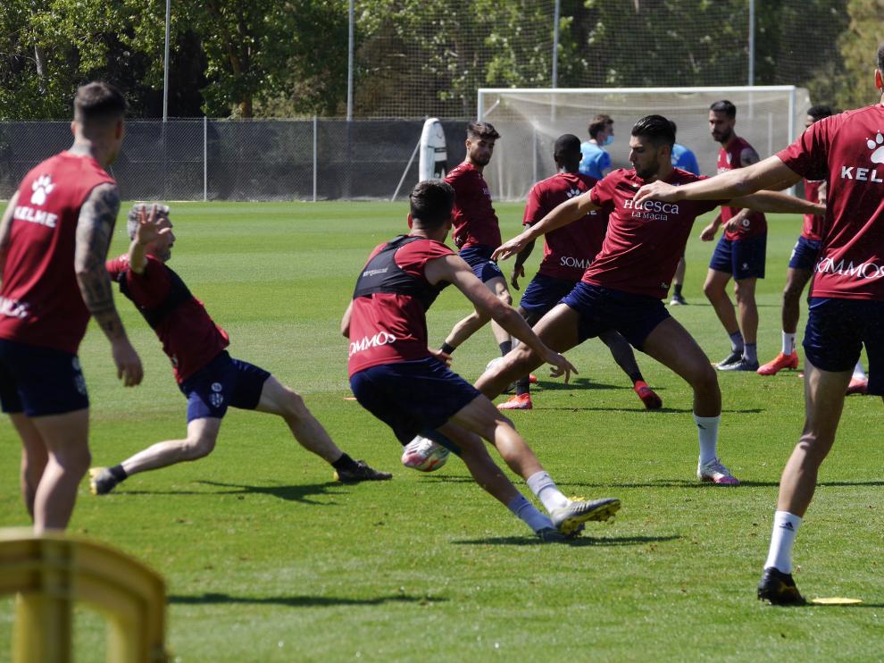 Jugadores de la SD Huesca, durante el entrenamiento de este lunes.