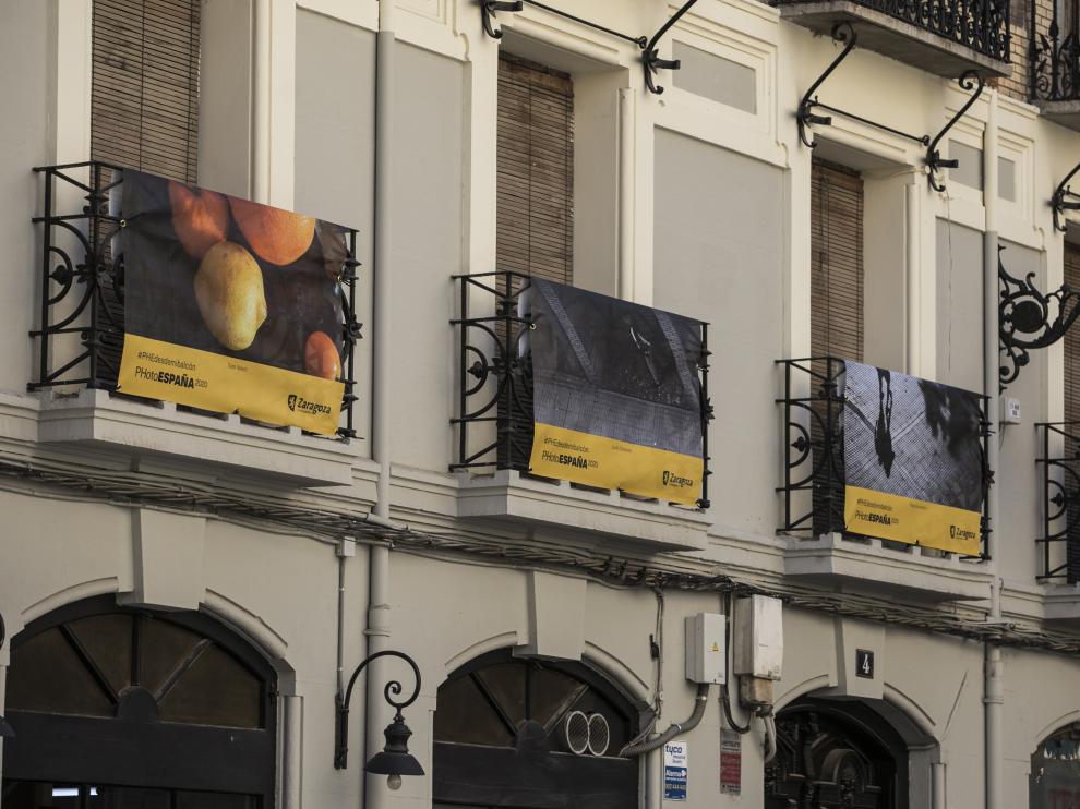 Cuatro de las fotografías seleccionada, en la plaza de San Felipe de Zaragoza.