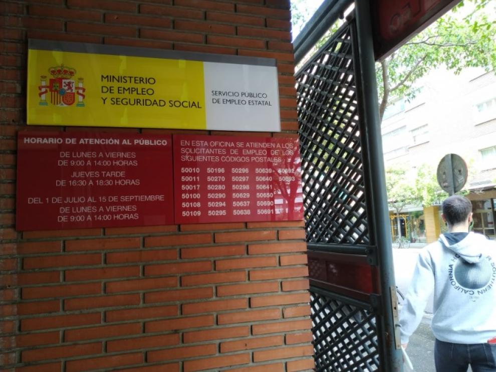 Los distintivos del SEPE de la calle de Santander, en Zaragoza.