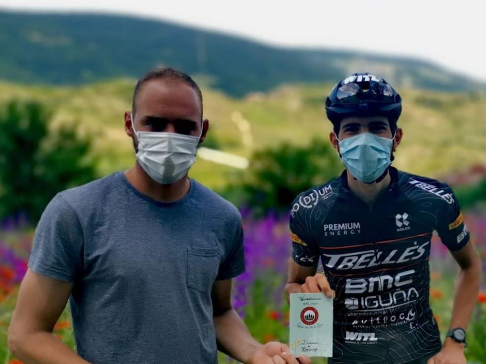 El alcalde de Valdelinares, Pedro García, con el ciclista Roberto Bou.