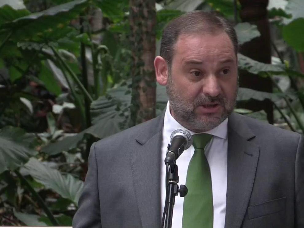 Ábalos, increpado por comerciantes de la estación de Atocha
