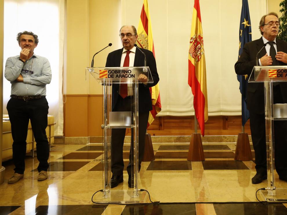 El presidente Lambán, junto al consejero de Hacienda y al director general de Salud Pública, tras el Consejo de Gobierno.
